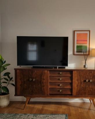 Mobile credenza stile vintage in legno lucido.