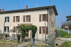 Canaro, casa libera su 3 lati con garage doppio