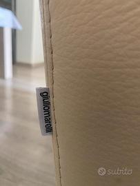divano  due posti e poltrona in pelle Beige