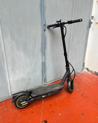 Monopattino elettrico ninebot g2 max