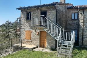 Immobile in pietra con terreno