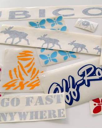 ADESIVI PRESPAZIATI PERSONALIZZATI (IN VINILE)