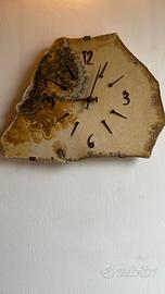 Orologio da parete in pietra fossile