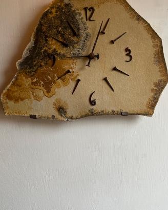 Orologio da parete in pietra fossile