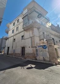 Locale piano terra con doppio ingresso di 86 mq