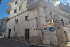 Locale piano terra con doppio ingresso di 86 mq