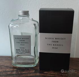 Bottiglia vuota di whisky giapponese Nikka 