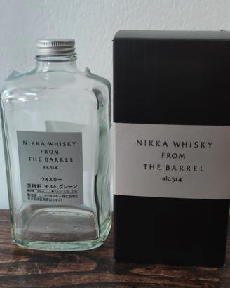 Bottiglia vuota di whisky giapponese Nikka 