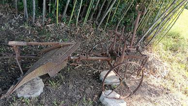 Aratro antico in ferro