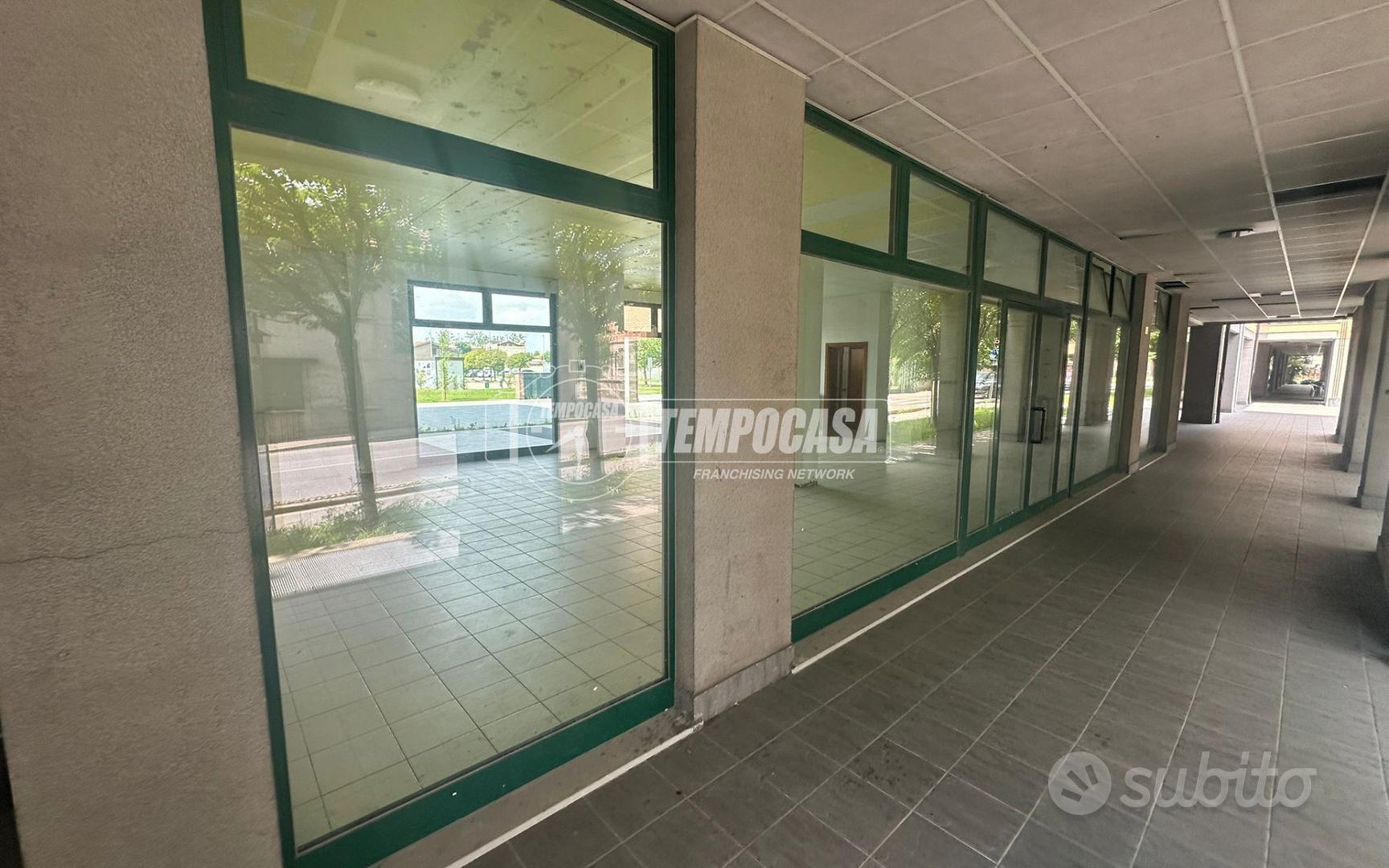 RIF. D1 - AMPIO NEGOZIO IN CENTRO PAESE - Vista 2