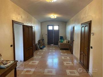 Palazzo / Stabile di 604 m² con più di 5 locali a 