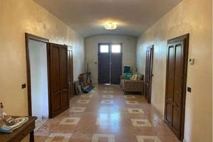 Palazzo / Stabile di 604 m² con più di 5 locali a 
