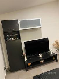 Parete attrezzata con tavolino