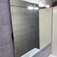 Specchio da bagno con faretto e presa