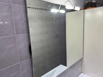 Specchio da bagno con faretto e presa