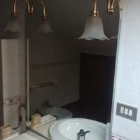 specchio con aplik e lavabo 