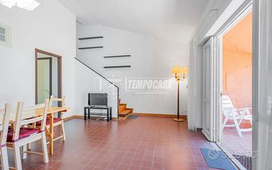 Villino con doppio giardino su via dell'Ariete