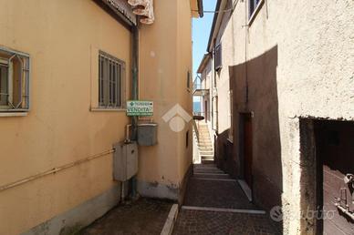 2 LOCALI A SCANDRIGLIA