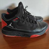Scarpe da basket Jordan nere e rosse