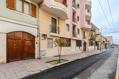 Trivano moderno con verande e posto auto