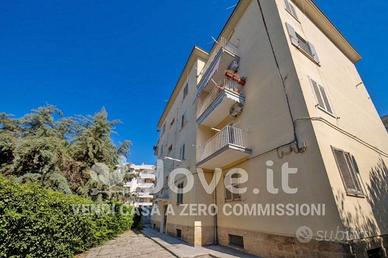 Appartamento di 130 m² con 4 locali e posto auto a
