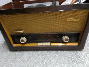 Radio vintage con giradischi marca Augusta