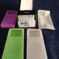 Tre custodie in silicone e busta porta iPOD nano