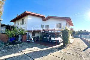 Villa unifamiliare divisibile per 2 famiglie in zo