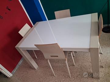 Tavolo in vetro estendibil e sedie  come da foto.