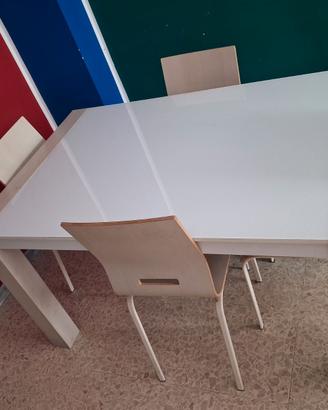 Tavolo in vetro estendibil e sedie  come da foto.