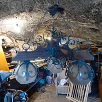 lampadario in ferro e legno