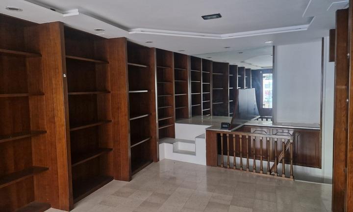 Belluno Negozio Strategico in Piazza del Mercato