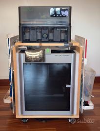 Stampante 3D Bambu Lab X1C con AMS e accessori.