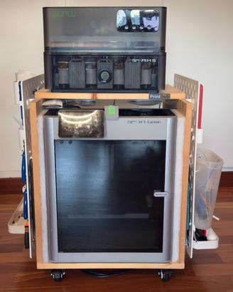 Stampante 3D Bambu Lab X1C con AMS e accessori.