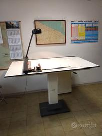 Tavolo da disegno con tecnigrafo