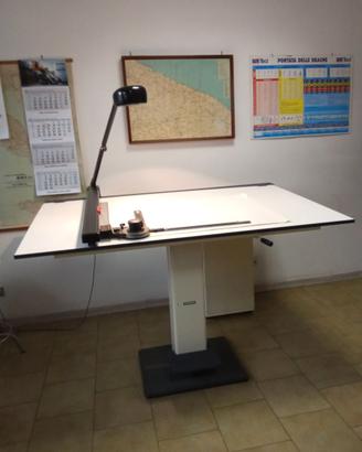 Tavolo da disegno con tecnigrafo