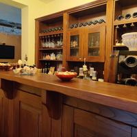 ANGOLO BAR COMPLETO DI TUTTO.