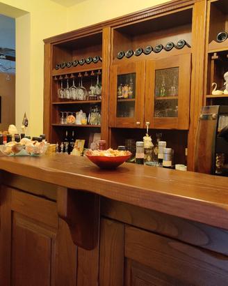 ANGOLO BAR COMPLETO DI TUTTO.