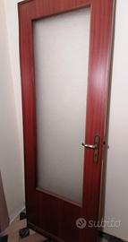Porta in legno e vetro lavorato con telaio 