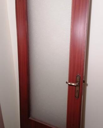 Porta in legno e vetro lavorato con telaio 