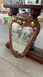 specchio vintage con cornice in rame 