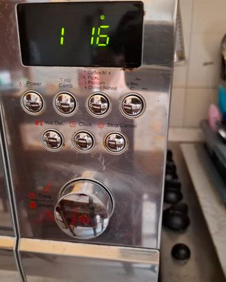 forno a microonde  usato poco tre volte 