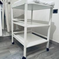 Fasciatoio bianco con ruote