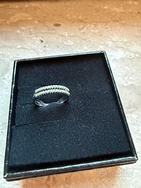 Anello in oro bianco e diamantini