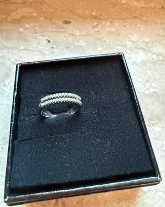 Anello in oro bianco e diamantini