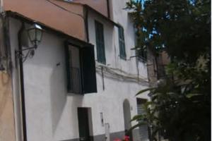 Casa indipendente a Pietrabruna con uliveto vicin