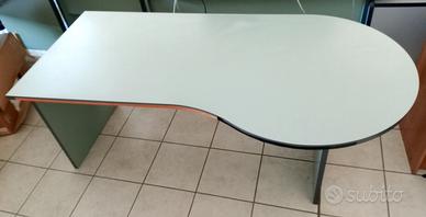 Scrivania da ufficio sagomata in legno