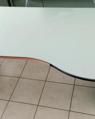 Scrivania da ufficio sagomata in legno