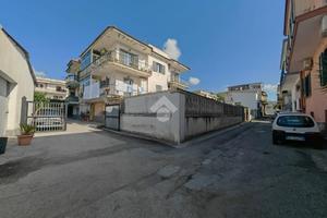 3 LOCALI A POZZUOLI