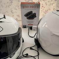 2 CASCHI CON AURICOLARI